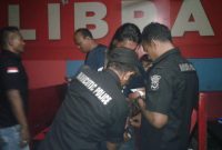 Tim operasi gabungan sedang memeriksa barang yang dibawa tamu saat melakukan razia narkotika di Libra Pub Maumere, Sabtu (29/12)