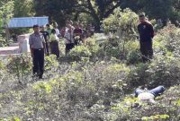 Polisi mendatangi lokasi penemuan mayat di Dusun Rategulu Desa Magepanda Kecamatan Magepanda Kabupaten sikka Propinsi NTT, Sabtu (8/12)