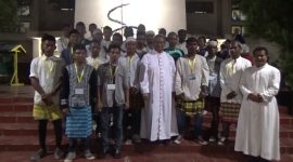 Remaja Masjid Al-Hidayah Kampung Buton pose bersama Uskup Maumere Mgr Edwaldus Martinus Sedu, usai Misa Malam Natal di Gereja Kantedral Santo Yoseph Maumere, Senin (24/12) malam