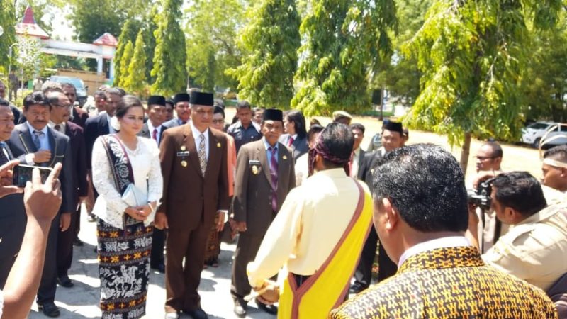 Bupati Sikka Fransiskus Roberto Diogo dan Wakil Bupati Sikka Romanus Woga diterima di DPRD Sikka pada akhir September 2018