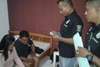 Polisi sedang menginterogasi pasangan selingkuh yang digebrek di Hotel Benggoan Maumere, Sabtu (29/12) malam