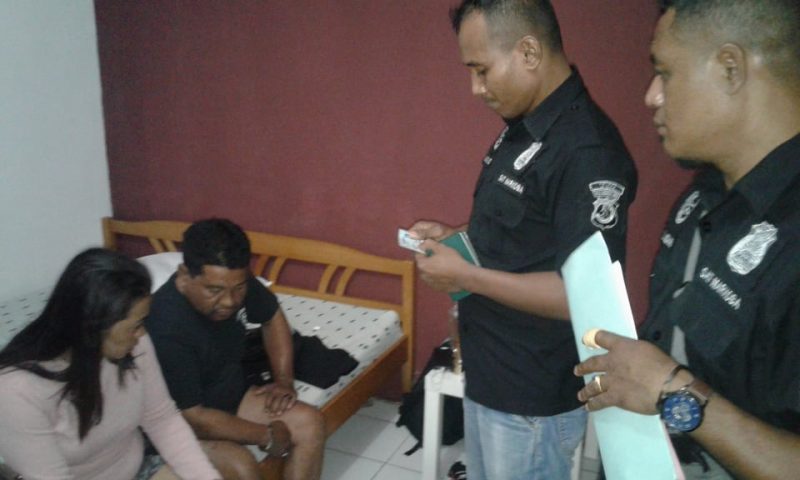 Polisi sedang menginterogasi pasangan selingkuh yang digebrek di Hotel Benggoan Maumere, Sabtu (29/12) malam