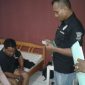 Polisi sedang menginterogasi pasangan selingkuh yang digebrek di Hotel Benggoan Maumere, Sabtu (29/12) malam