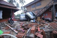 Suasana di salah satu villa yang porak poranda diterjang tsunami di Pantai Carita, Pandeglang, Banten, Minggu (23/12)