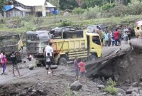 Dump truk ini kandas di atas jembatan darurat di Dagemage Kolisia Kecamatan Magepanda, akibat gelagar terlepas dari pangkuan, kini kondisi sudah normal setelah berhasil dievakuasi, Kamis (3/1)
