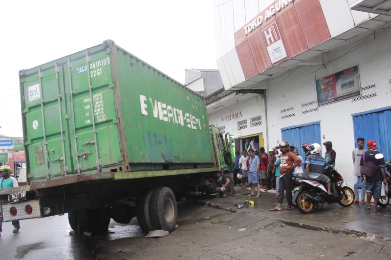 Truk Hyno yang mengalami rem blong dan menabrak pintu depan Toko Irama di Jalan Don Thomas Kelurahan Kota Baru Kabupaten Sikka, Kamis (3/1)