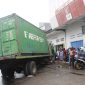 Truk Hyno yang mengalami rem blong dan menabrak pintu depan Toko Irama di Jalan Don Thomas Kelurahan Kota Baru Kabupaten Sikka, Kamis (3/1)