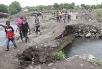 Gelagar jembatan darurat terlepas Jumat (4/1), sehingga praktis tidak bisa berfungsi untuk kendaraan roda empat