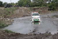 Sebuah mobil ambulance yang membawa pasien rujukan sedang melewati jalur alternatif di Dagemage Desa Kolisia Kabupaten Sikka, Jumat (4/1)