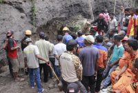 Suasana pencarian korban longsoran tanah di Dusun Watuwolot Desa Hale Kecamatan Mapitara Kabupaten Sikka, Senin (7/1)
