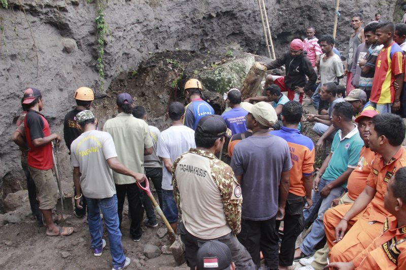 Suasana pencarian korban longsoran tanah di Dusun Watuwolot Desa Hale Kecamatan Mapitara Kabupaten Sikka, Senin (7/1)