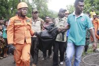 Petugas sedang melakukan evakuasi korban tewas longsor di Desa Hale Kecamatan Mapitara Kabupaten Sikka, Senin (7/1)