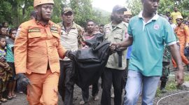 Petugas sedang melakukan evakuasi korban tewas longsor di Desa Hale Kecamatan Mapitara Kabupaten Sikka, Senin (7/1)
