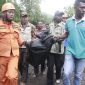 Petugas sedang melakukan evakuasi korban tewas longsor di Desa Hale Kecamatan Mapitara Kabupaten Sikka, Senin (7/1)