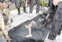 Kondisi Emanuel Jefriano Armando, korban tewas akibat longsoran tanah di Dusun Watuwolot Desa Hale Kecamatan Mapitara Kabupaten Sikka, Senin (7/1)