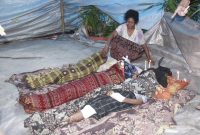 Jenazah korban longsor di Dusun Watuwolot Desa Hale Kecamatan Mapitara Kabupaten Sikka, Senin (7/1), dibaringkan di halaman rumah