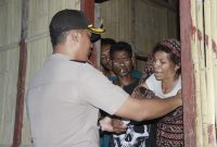 Kapolres Sikka AKBP Rickson Situmorang mengunjungi rumah korban tewas longsoran tanah di Desa Hale Kecamatan Mapitara Kabupaten Sikka, Senin (7/1)