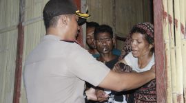 Kapolres Sikka AKBP Rickson Situmorang mengunjungi rumah korban tewas longsoran tanah di Desa Hale Kecamatan Mapitara Kabupaten Sikka, Senin (7/1)