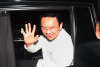 Basuki Tjahaja Purnama alias Ahok melambaikan tangannya kepada Ahokers, usai keluar dari Rutan Mako Brimob Kelapa Dua Depok, Kamis (24/1)