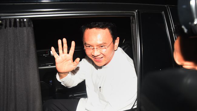 Basuki Tjahaja Purnama alias Ahok melambaikan tangannya kepada Ahokers, usai keluar dari Rutan Mako Brimob Kelapa Dua Depok, Kamis (24/1)