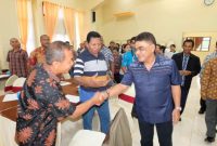 Anggota DPR RI Andreas Hugo Pareira bersama para pegiat Koperasi Kredit Wilayah Puskopdit Flores Mandiri, Jumat (18/1), di Kabupaten Ende