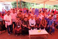 Anggota DPR RI Fraksi PDI Perjuangan Andreas Hugo Pareira pose bersama masyarakat 7 desa di Kecamatan Nangapanda Kabupaten Ende, Sabtu (19/1)