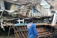 Salah satu rumah di Kampung Wuring Kabupaten Sikka yang rusak berat akibat diterjang gelombang pasang, Rabu (23/1) dinihari