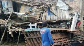 Salah satu rumah di Kampung Wuring Kabupaten Sikka yang rusak berat akibat diterjang gelombang pasang, Rabu (23/1) dinihari