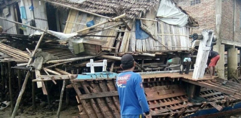 Salah satu rumah di Kampung Wuring Kabupaten Sikka yang rusak berat akibat diterjang gelombang pasang, Rabu (23/1) dinihari