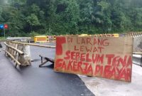 Para tenaga kerja memblokir Jembatan Ubeloler di Desa Kringa Kecamatan Talibura karena kontraktor pelaksana belum membayar upah kerja