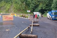 Jembatan Ubeloler di Desa Kringa Kecamatan Talibura saat diblokir para pekerja karena upah belum dibayar kontraktor pelaksana