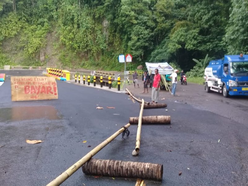 Jembatan Ubeloler di Desa Kringa Kecamatan Talibura saat diblokir para pekerja karena upah belum dibayar kontraktor pelaksana