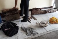 Barang bukti kasus dugaan pencurian kayu cendana di Hutan Lindung Iligai diamankan di Kantor Polsek Nele, Senin (21/1)