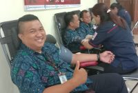 Beberapa karyawan Kantor Imigrasi Maumere sedang melakukan transfusi darah dalam rangka memperingati HUT ke-69 Imigrasi di Aula Kantor Imigrasi Maumere, Jumat (25/1)
