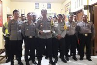 Kapolres Sikka AKBP Rickson Situmorang memberikan keterangan pers akhir tahun di Polsek Alok, Senin (31/12) malam