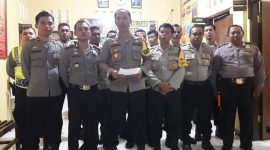 Kapolres Sikka AKBP Rickson Situmorang memberikan keterangan pers akhir tahun di Polsek Alok, Senin (31/12) malam
