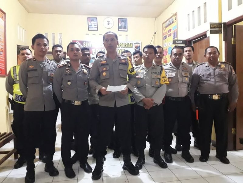 Kapolres Sikka AKBP Rickson Situmorang memberikan keterangan pers akhir tahun di Polsek Alok, Senin (31/12) malam