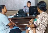 YM, korban kekerasan dalam rumah tangga sedang melaporkan suaminya di SPKT Polres Sikka, Rabu (9/1) siang