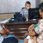YM, korban kekerasan dalam rumah tangga sedang melaporkan suaminya di SPKT Polres Sikka, Rabu (9/1) siang