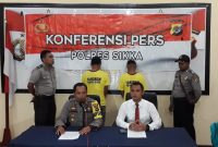 Kapolres Sikka AKBP Rickson Situmorang didampingi Kasat Reskrim AKP Hffri Dwi Irawan sedang memberikan keterangan pers kepada wartawan terkait kasus pembakaran kios, Senin (31/12)