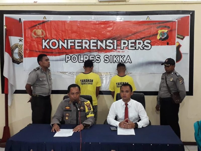 Kapolres Sikka AKBP Rickson Situmorang didampingi Kasat Reskrim AKP Hffri Dwi Irawan sedang memberikan keterangan pers kepada wartawan terkait kasus pembakaran kios, Senin (31/12)