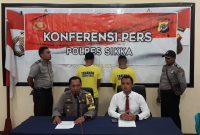 Kapolres Sikka AKBP Rickson Situmorang memberikan keterangan pers terkait kasus pembakaran kios, Senin (31/12)