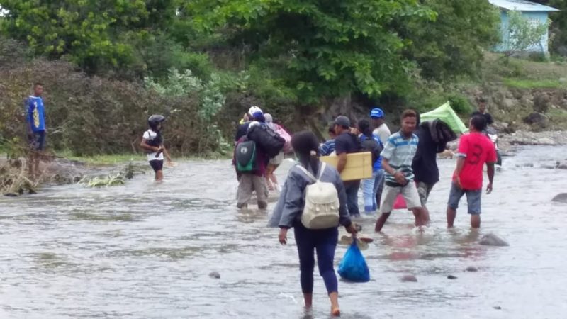 Akibat jalan putus, masyarakat terpaksa menyeberangi Kali Dagemage di Desa Kolisia Kecamatan Magepanda Kabupaten Sikka, Jumat (18/1)