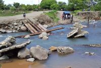 Jembatan darurat Dagemage hanyut terbawa banjir bandang, Kamis (17/1)