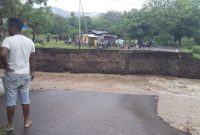Jalan yang menghubungkan 8 kabupaten di Pulau Flores di Desa Kolisia Kecamatan Magepanda putus total akibat Jembatan Magerepu terbawa banjir bandang, Kamis (17/1)