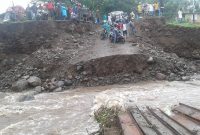 Jembatan darurat di Magerepu Desa Kolisia Kecamatan Magepanda putus setelah diterjang banjir bandang, Selasa (29/1)