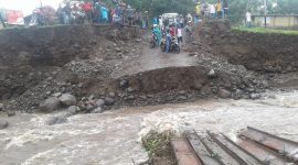 Jembatan darurat di Magerepu Desa Kolisia Kecamatan Magepanda putus setelah diterjang banjir bandang, Selasa (29/1)