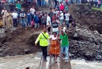 Upaya evakuasi ibu hamil melewati gelagar darurat di Kali Magerepu, Selasa (29/1)