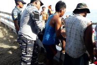 Suasana evakuasi penumpang KMP Sanke Palangga yang kandas di perairan Marapokot, Jumat (11/1) pagi