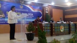 Menteri Keuangan Sri Mulyani Indarwati berbicara di depan 479 pejabat desa di Gedung SCC Maumere, Jumat (25/1)